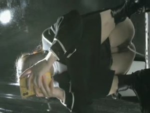 偷拍天下美逼偷拍如厕连体裤美少女上厕所奶子都露出来