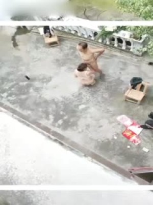 风骚的大姐勾搭两个院里乘凉的大爷玩起了3P，小院里脱光轮流伺